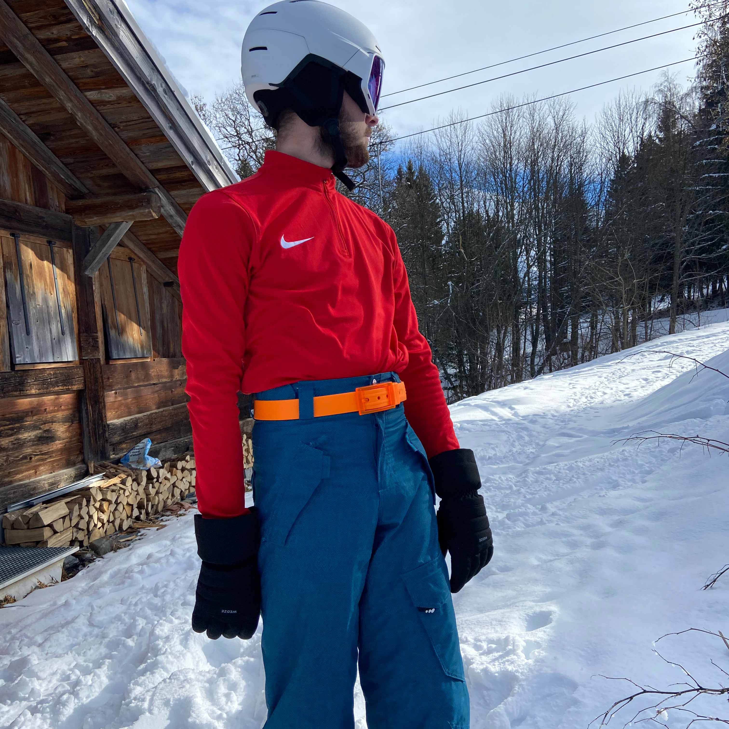 Neon orange SKIMP Originale belt worn with ski wear in the snow
