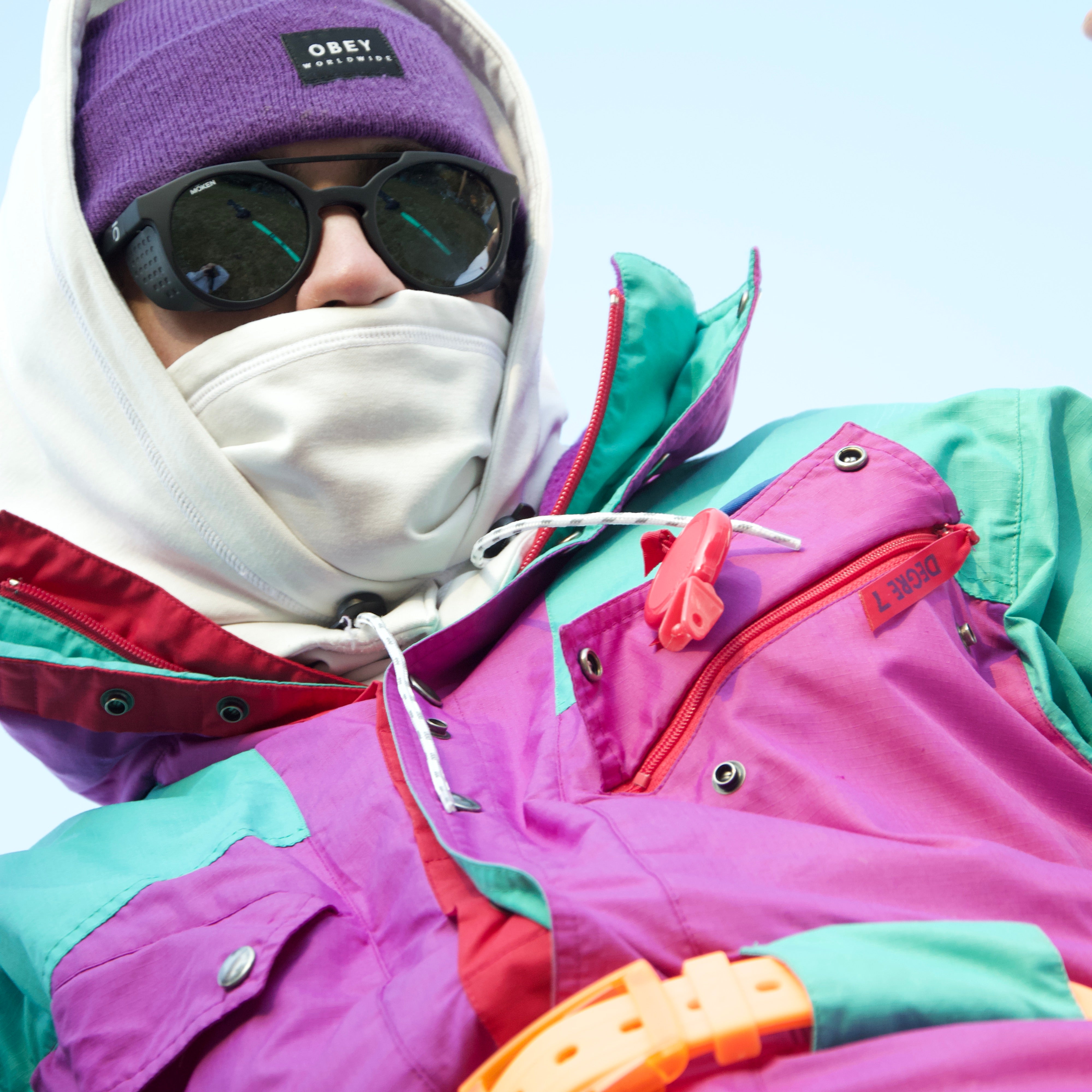 Neon orange SKIMP Originale belt worn on the ski slopes