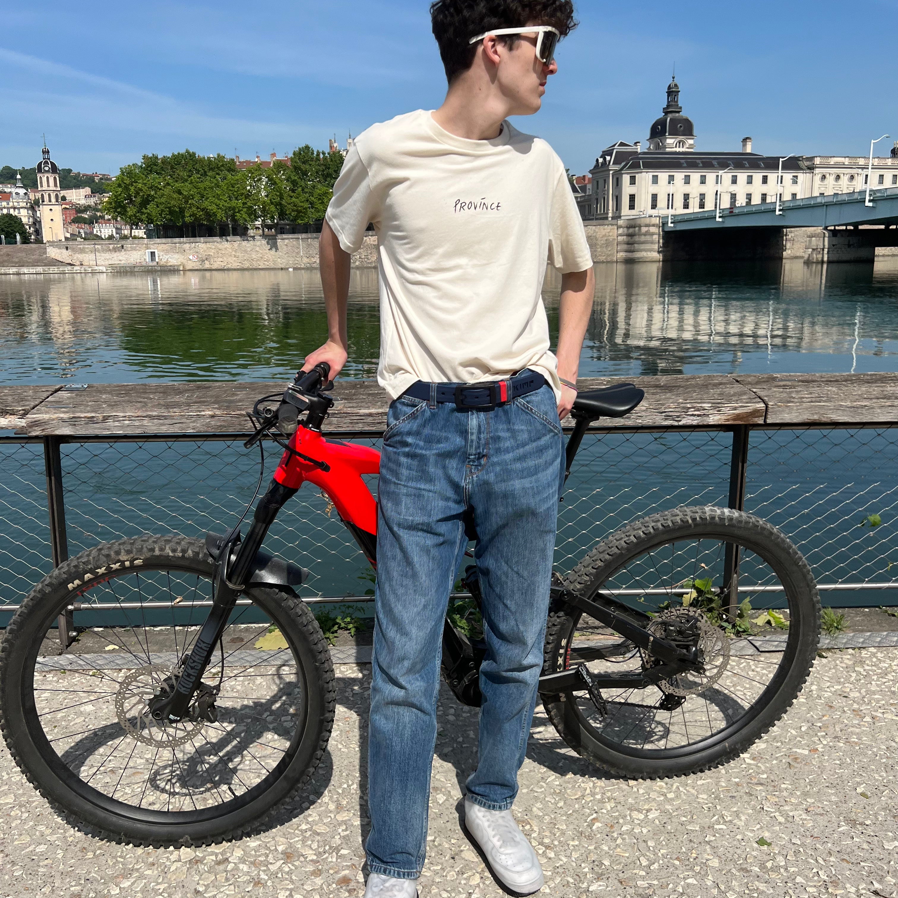 ceinture_originale_marine_sur_chaussure_blanche_velo.heic