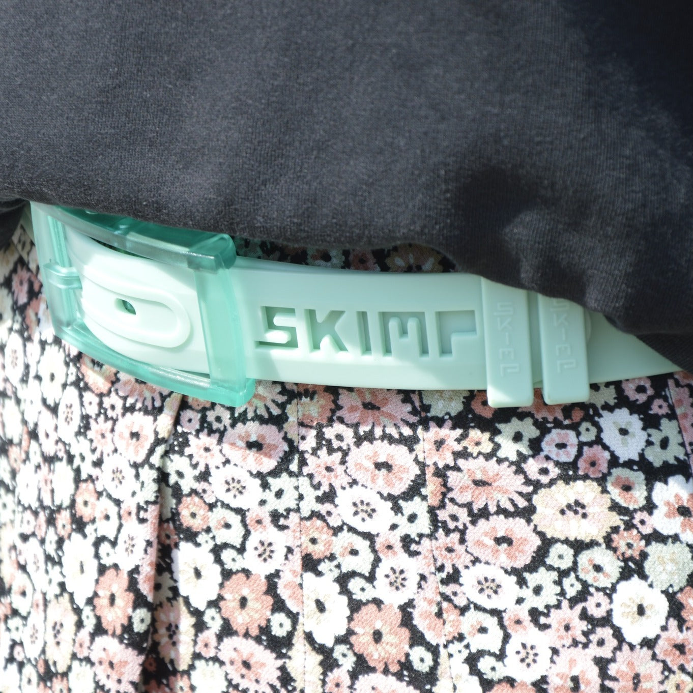 Mint SKIMP Originale belt worn with floral trousers