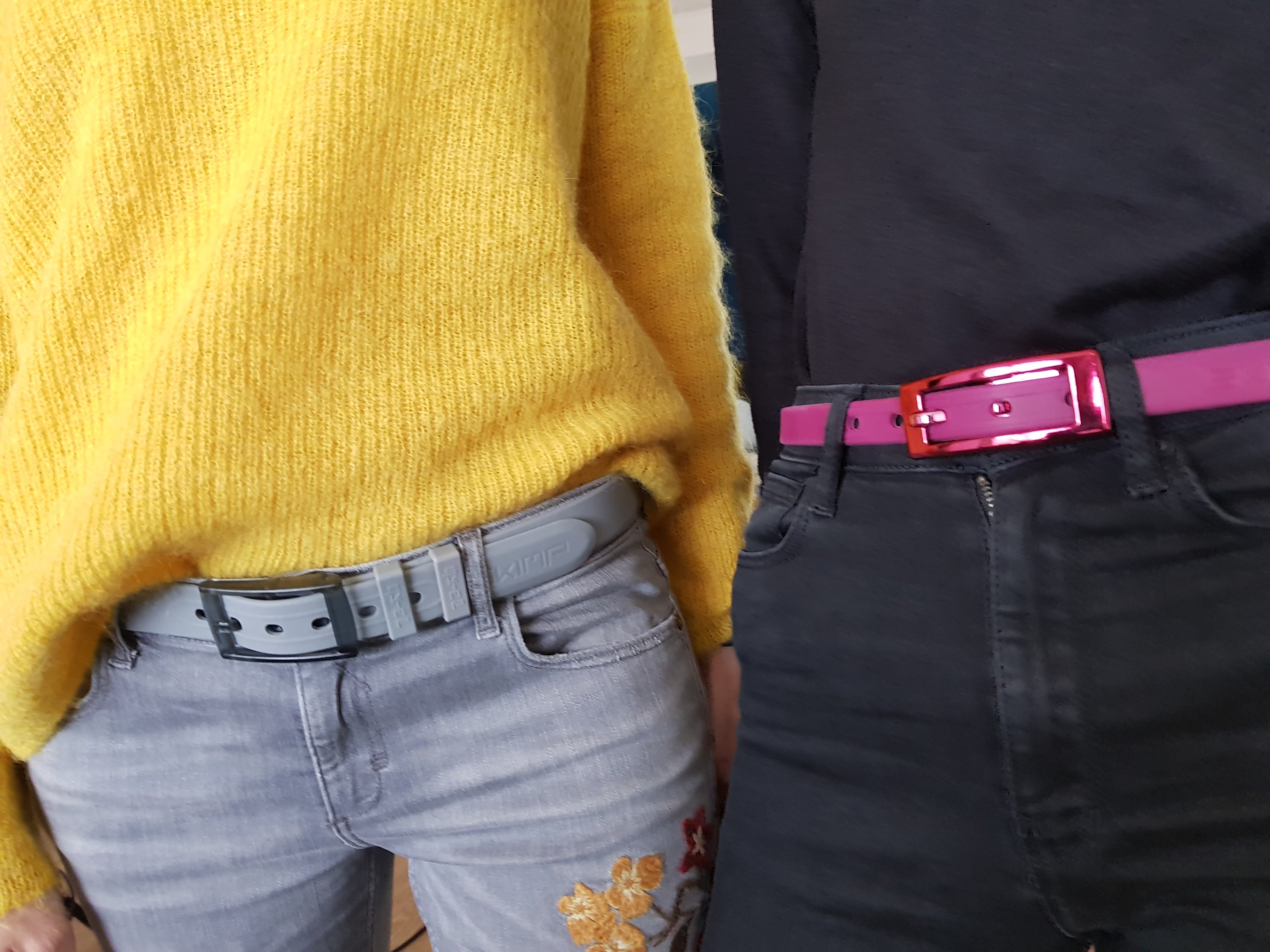 Light grey SKIMP Originale belt worn with grey jeans