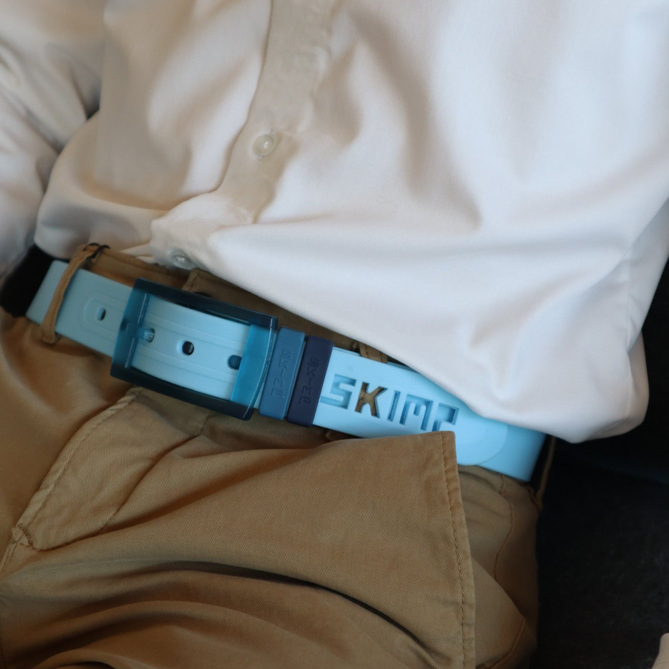 Light blue SKIMP Originale belt worn with a white shirt