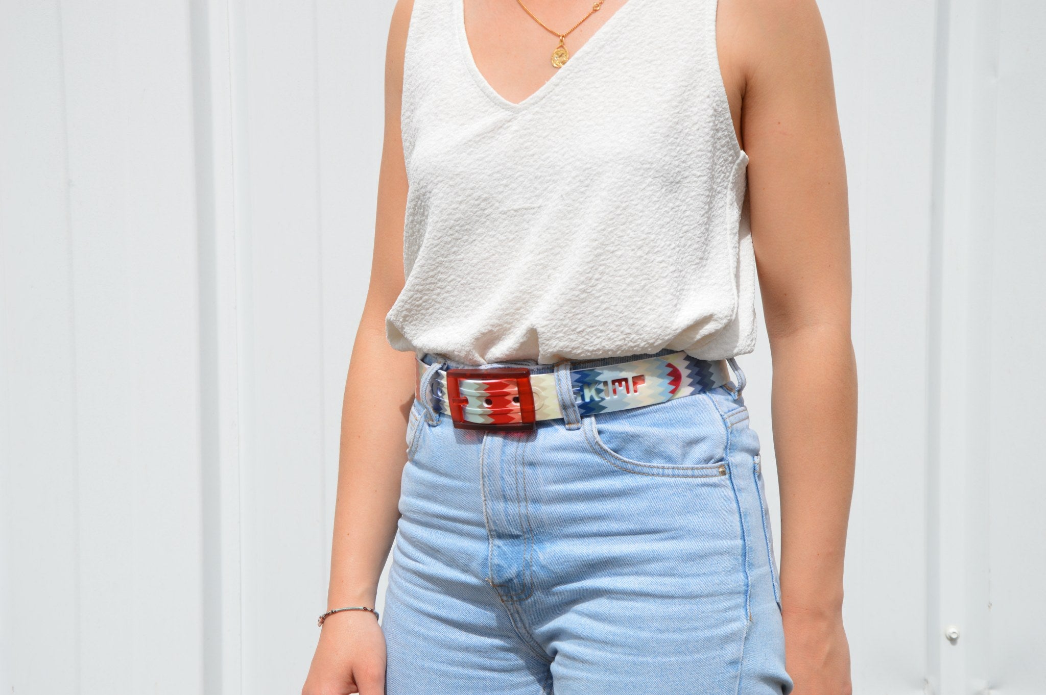 SKIMP Zig Zag Belt with red buckle worn with high-waisted light denim jeans